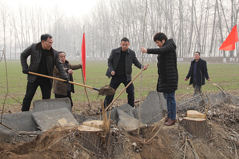 博农集团领导、基层党政负责人等同志积极参加植树活动