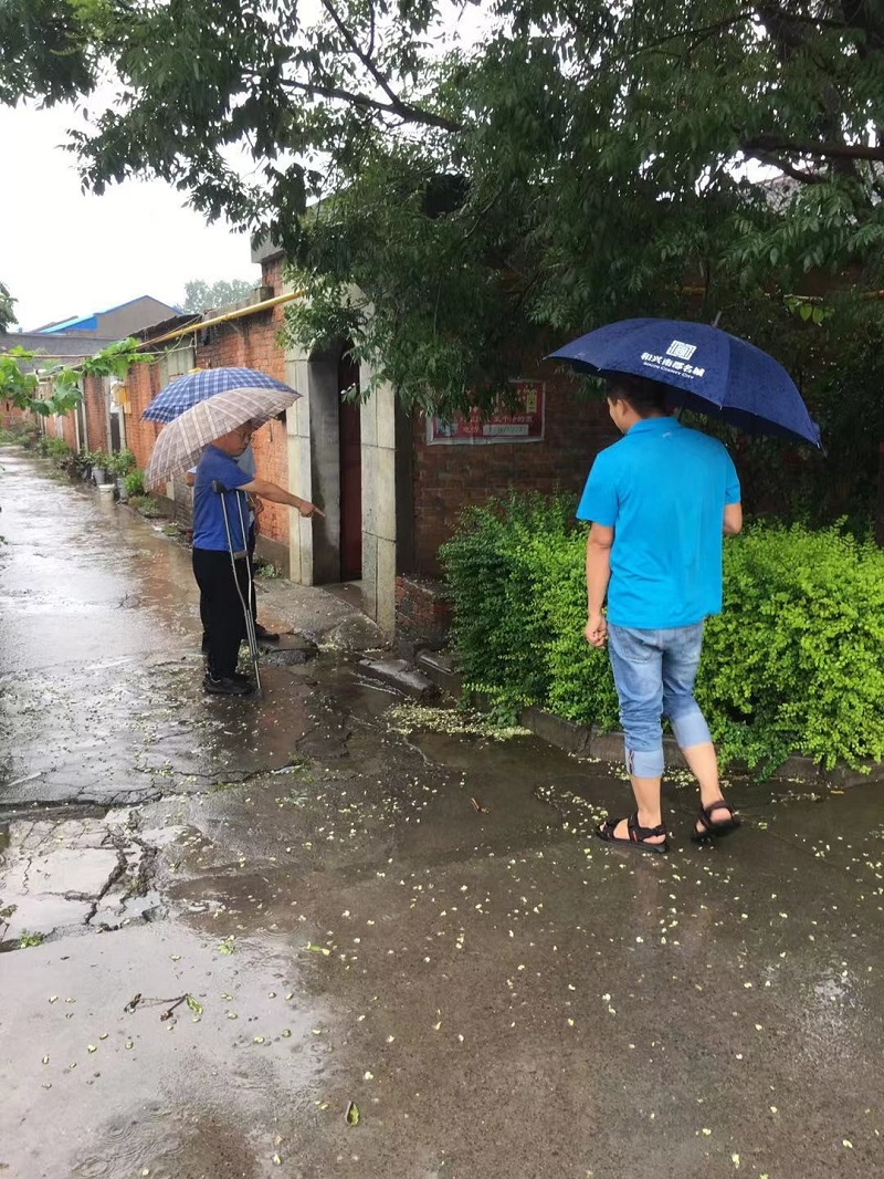 密切关注居民区水位